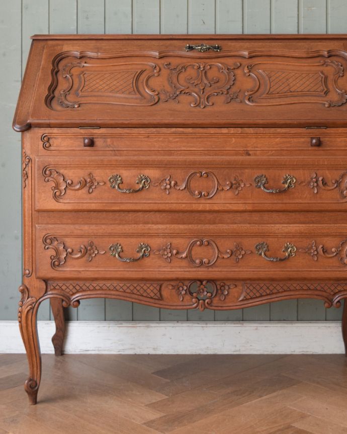 ビューロー アンティーク家具 お花の彫刻が美しいフランス輸入のアンティークビューロー(デスク)。とっても美しい彫の装飾です。(j-1946-f)