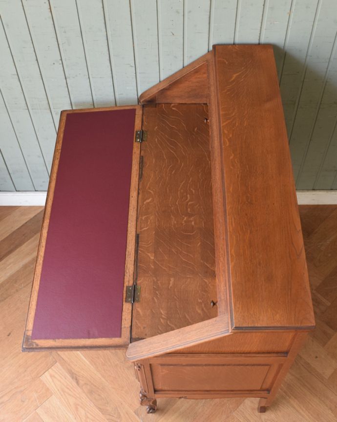 ビューロー アンティーク家具 お花の彫刻が美しいフランス輸入のアンティークビューロー(デスク)。天板もピカピカにお直ししました。(j-1946-f)