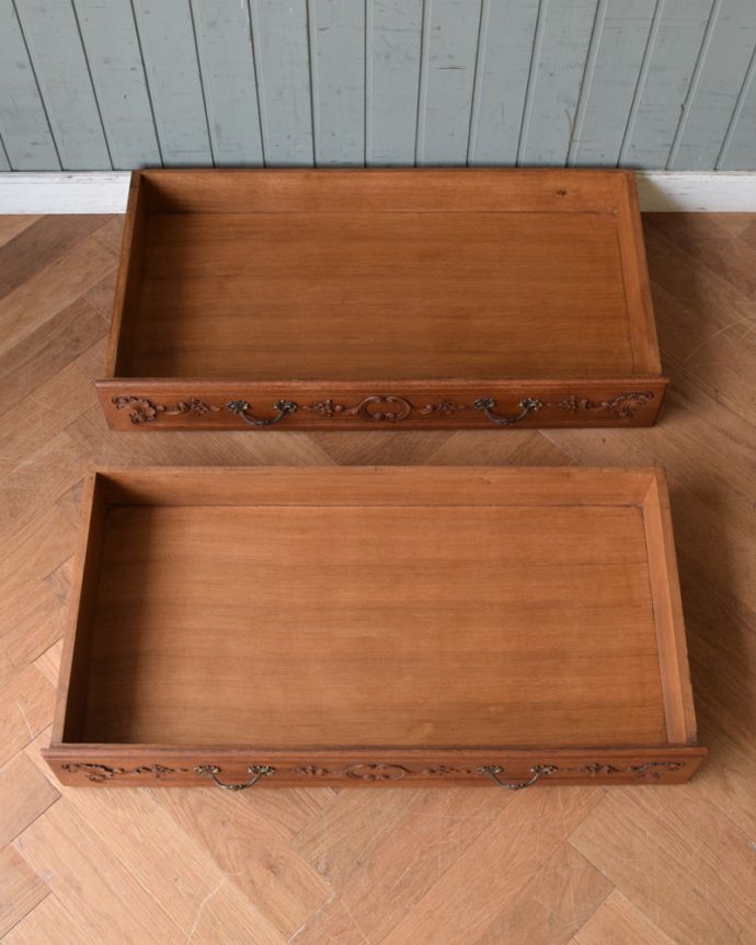 ビューロー アンティーク家具 お花の彫刻が美しいフランス輸入のアンティークビューロー(デスク)。広々とした引き出しがあります。(j-1946-f)