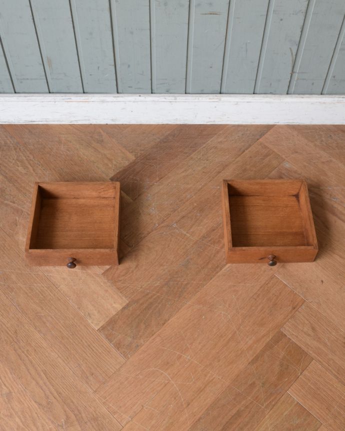 ビューロー アンティーク家具 お花の彫刻が美しいフランス輸入のアンティークビューロー(デスク)。ビューローの中央に小さな引き出しが杯付いています。(j-1946-f)