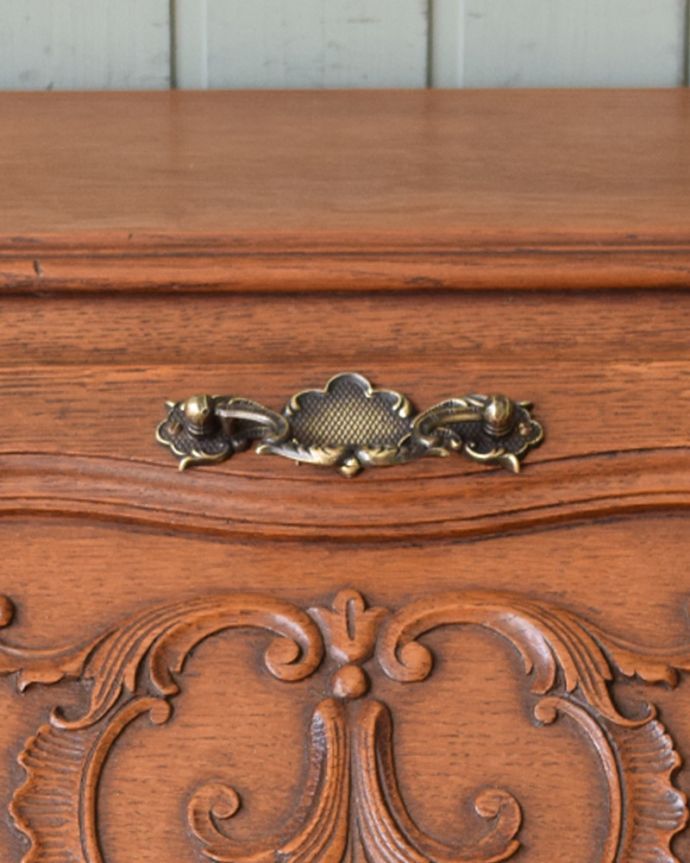 ビューロー アンティーク家具 お花の彫刻が美しいフランス輸入のアンティークビューロー(デスク)。ビューローの取っ手です。(j-1946-f)