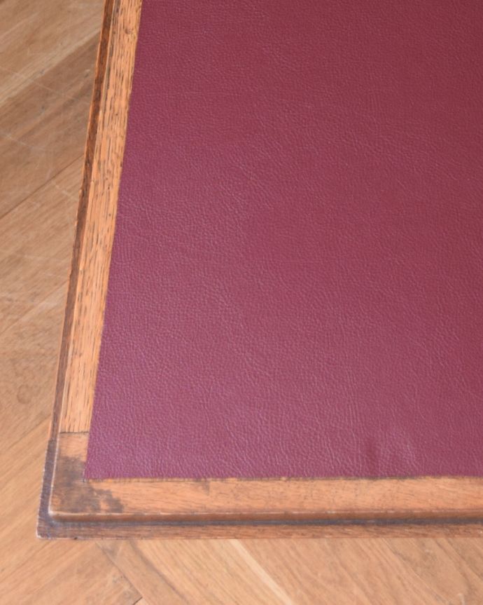 ビューロー アンティーク家具 お花の彫刻が美しいフランス輸入のアンティークビューロー(デスク)。デスクにはワインレッドの革が貼ってあります。(j-1946-f)