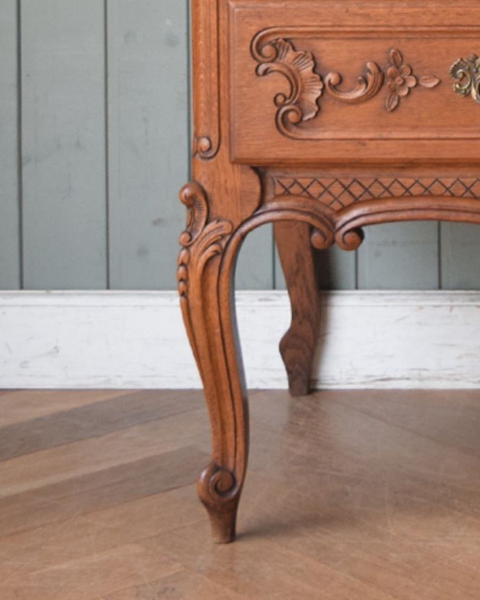 ビューロー アンティーク家具 お花の彫刻が美しいフランス輸入のアンティークビューロー(デスク)。フランス製らしい可愛い猫脚。(j-1946-f)