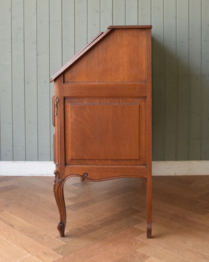 ビューロー アンティーク家具 お花の彫刻が美しいフランス輸入のアンティークビューロー(デスク)。ビューローを閉じると、スッキリとしたキャビネットに。(j-1946-f)