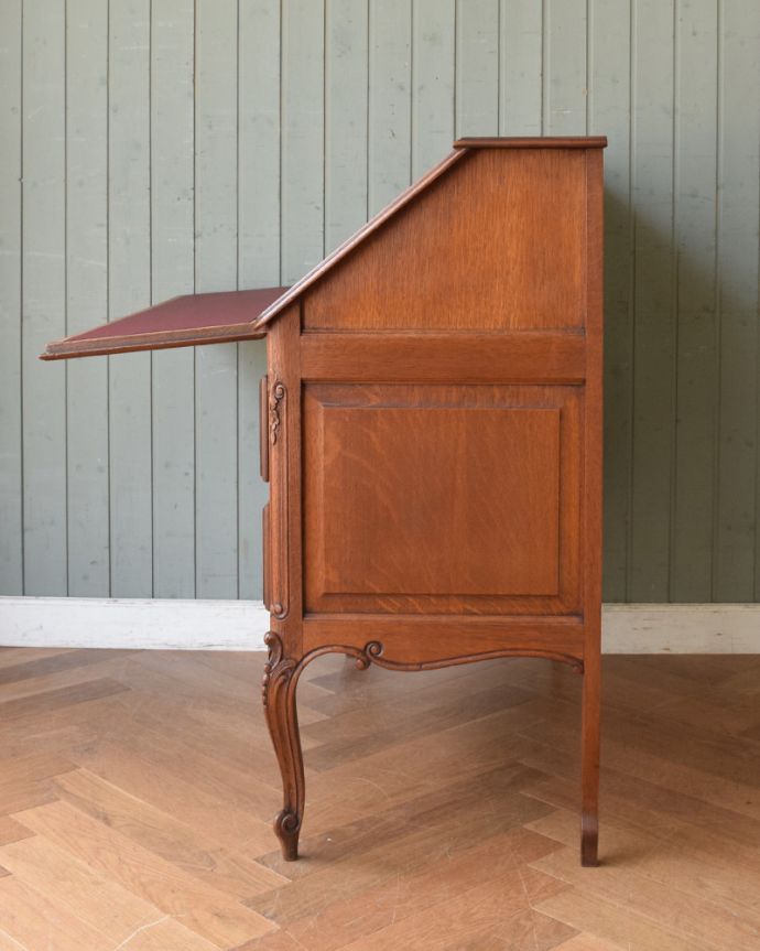 ビューロー アンティーク家具 お花の彫刻が美しいフランス輸入のアンティークビューロー(デスク)。ビューローの支えであるバーは、両サイドに付いています。(j-1946-f)