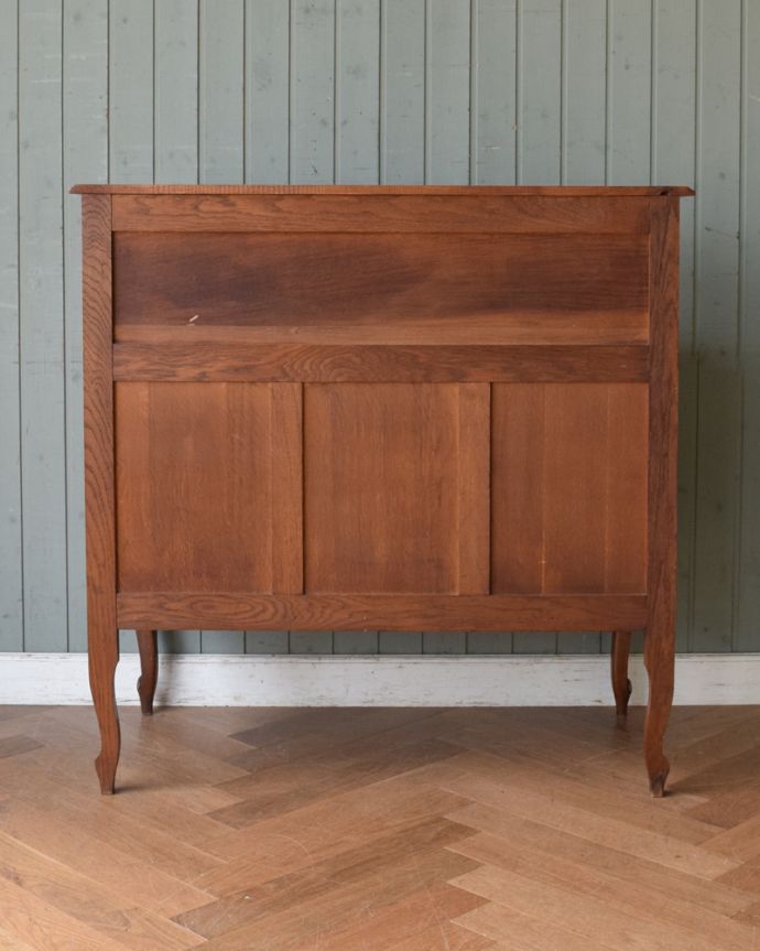 ビューロー アンティーク家具 お花の彫刻が美しいフランス輸入のアンティークビューロー(デスク)。アンティークは新品ではないので、もちろん経年変化によるキズはありますが、専門の職人が目立たないようキレイにお直しをしているので、後姿までキレイです。(j-1946-f)