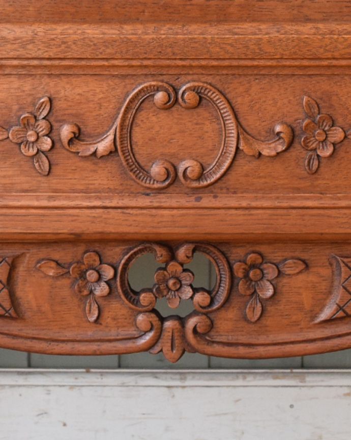 ビューロー アンティーク家具 お花の彫刻が美しいフランス輸入のアンティークビューロー(デスク)。フランスならではの優雅な彫りのデザインにうっとりとしてしまいます。(j-1946-f)