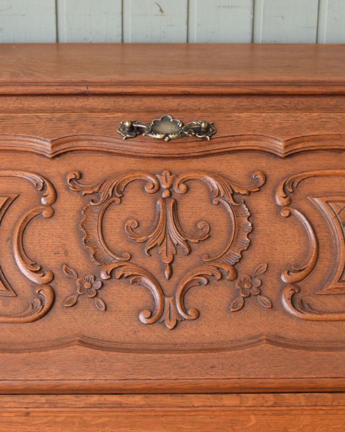 ビューロー アンティーク家具 お花の彫刻が美しいフランス輸入のアンティークビューロー(デスク)。贅沢なほどに施された彫の装飾!リッチな気分で心を満たしてくれます。(j-1946-f)