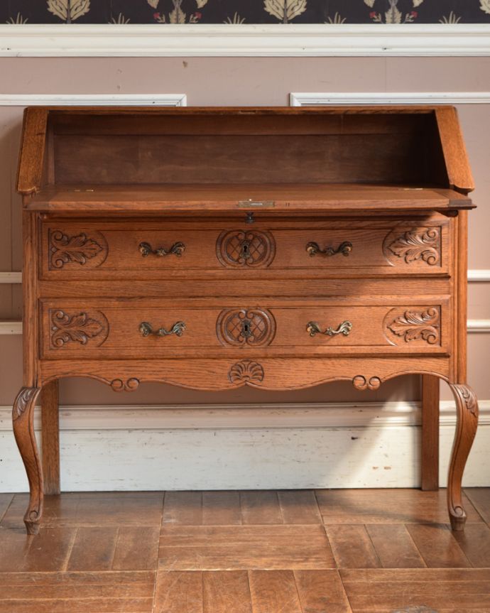 ビューロー アンティーク家具 フランス輸入の美しいアンティークビューロー(デスク)。この通り天板は広々しているので、パソコンデスクとしても活躍してくれます。(j-1947-f)