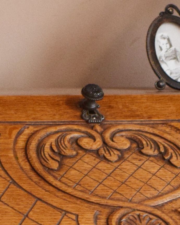 ビューロー アンティーク家具 フランス輸入の美しいアンティークビューロー(デスク)。ビューロー取っ手は植物モチーフの優雅な取っ手です。(j-1947-f)