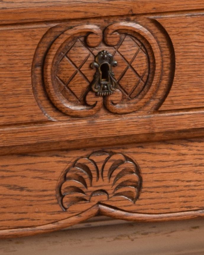 ビューロー アンティーク家具 フランス輸入の美しいアンティークビューロー(デスク)。フランスならではの優雅な彫りのデザインにうっとりとしてしまいます。(j-1947-f)