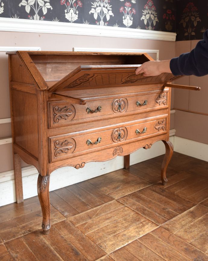 ビューロー アンティーク家具 フランス輸入の美しいアンティークビューロー(デスク)。ビューローの支えであるバーは、両サイドに付いています。(j-1947-f)
