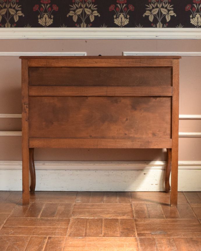 ビューロー アンティーク家具 フランス輸入の美しいアンティークビューロー(デスク)。アンティークは新品ではないので、もちろん経年変化によるキズはありますが、専門の職人が目立たないようキレイにお直しをしているので、後姿までキレイです。(j-1947-f)