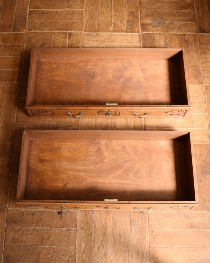 ビューロー アンティーク家具 フランス輸入の美しいアンティークビューロー(デスク)。広々とした引き出しがあります。(j-1947-f)