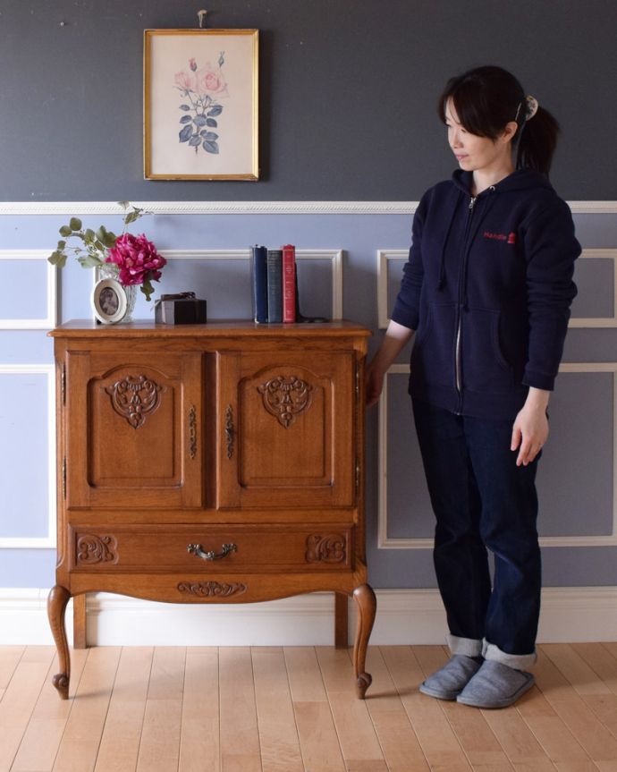 アンティークのキャビネット アンティーク家具 南フランスのアンティーク家具、彫がゴージャスなサイドキャビネット。美しい彫で存在感があるキャビネット。(j-1948-f)