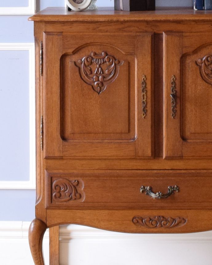 アンティークのキャビネット アンティーク家具 南フランスのアンティーク家具、彫がゴージャスなサイドキャビネット。繊細で高級感たっぷりの扉の彫り。(j-1948-f)