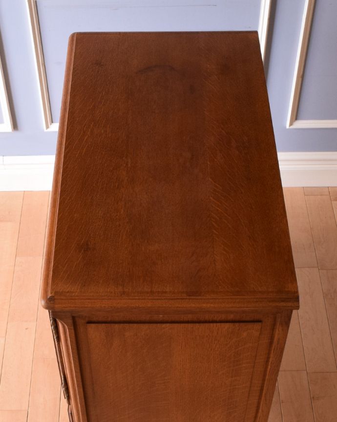 アンティークのキャビネット アンティーク家具 南フランスのアンティーク家具、彫がゴージャスなサイドキャビネット。天板もピカピカにお直ししました。(j-1948-f)