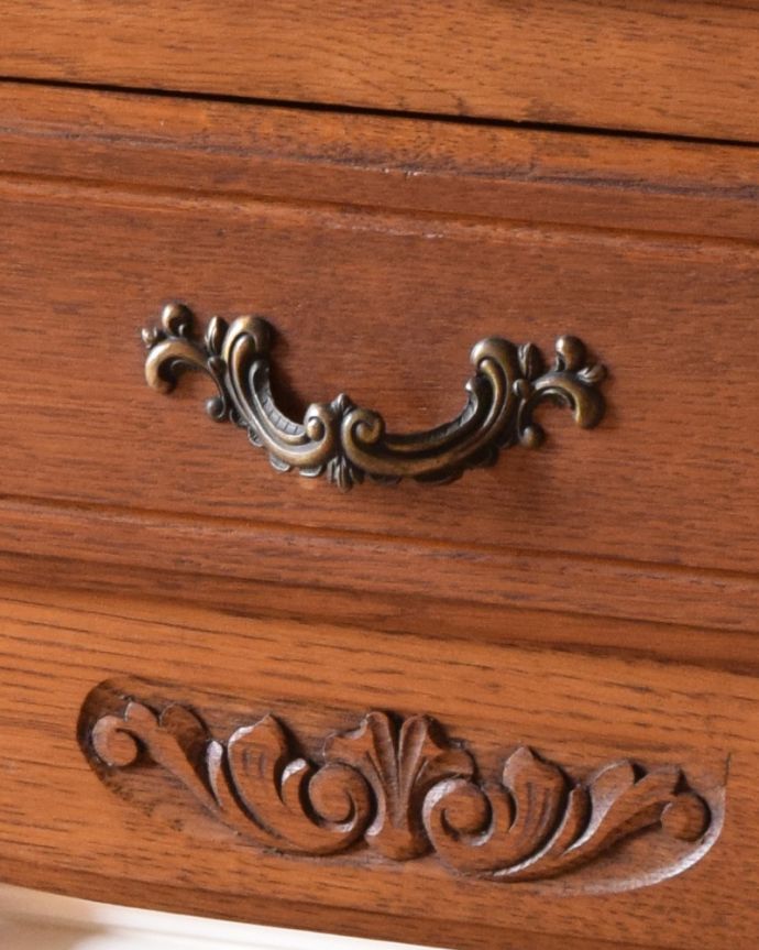 アンティークのキャビネット アンティーク家具 南フランスのアンティーク家具、彫がゴージャスなサイドキャビネット。優雅な曲線の取っ手。(j-1948-f)