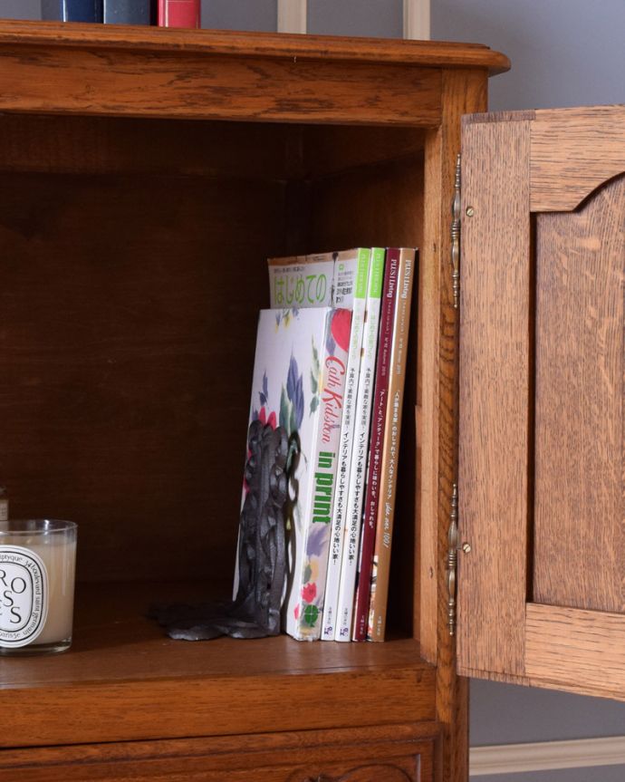 アンティークのキャビネット アンティーク家具 南フランスのアンティーク家具、彫がゴージャスなサイドキャビネット。棚板を外せば、雑誌のサイズもこのようにスッキリ収まります。(j-1948-f)