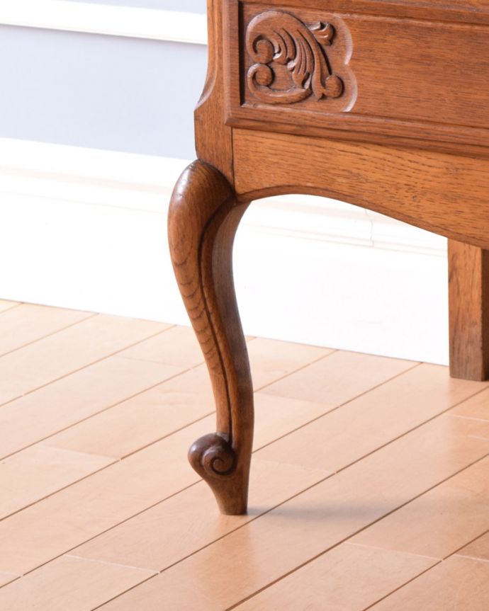 アンティークのキャビネット アンティーク家具 南フランスのアンティーク家具、彫がゴージャスなサイドキャビネット。安定感のある脚がしっかり支えます。(j-1948-f)