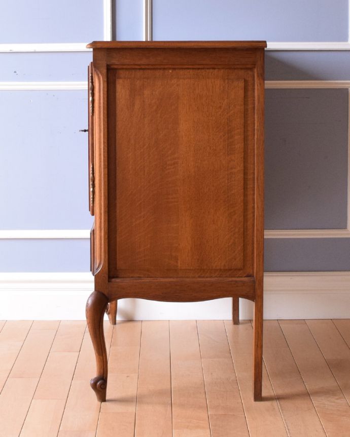 アンティークのキャビネット アンティーク家具 南フランスのアンティーク家具、彫がゴージャスなサイドキャビネット。どこから見てもステキ。(j-1948-f)