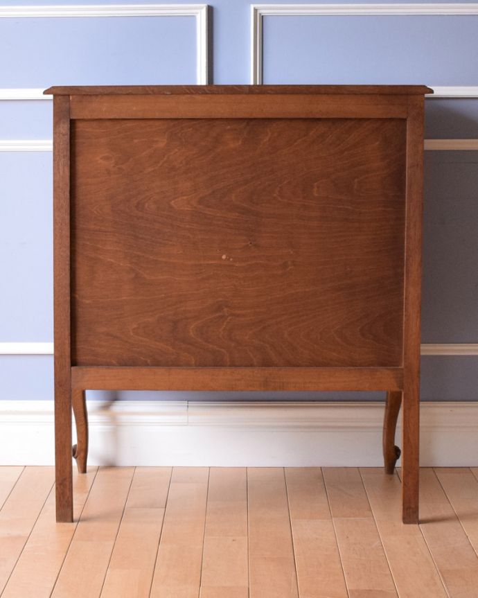 アンティークのキャビネット アンティーク家具 南フランスのアンティーク家具、彫がゴージャスなサイドキャビネット。アンティークは新品ではないので、もちろん経年変化によるキズはありますが、専門の職人が目立たないようキレイにお直しをしているので、後姿までキレイです。(j-1948-f)