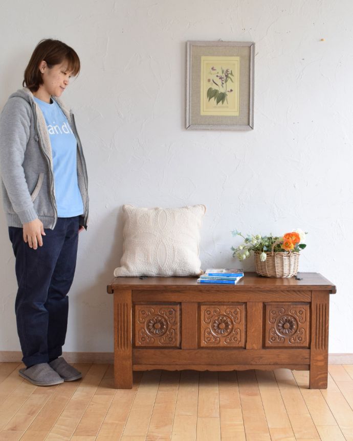 ブランケットボックス・収納ボックス　アンティーク家具　お花の彫りが可愛い、英国アンティークの木製コファ。繊細で美しい彫刻は見事です。(j-1949-f)