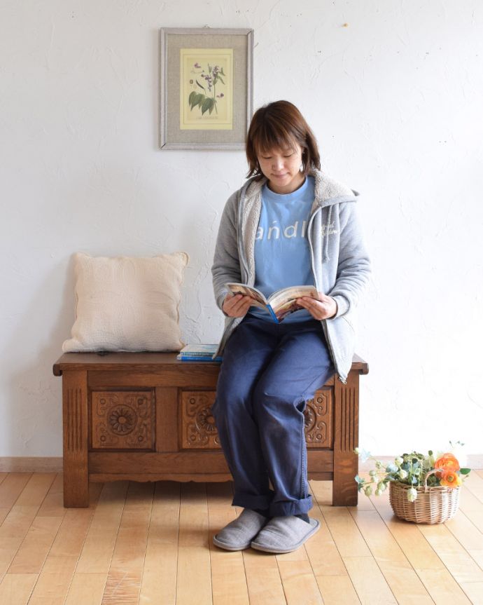 ブランケットボックス・収納ボックス　アンティーク家具　お花の彫りが可愛い、英国アンティークの木製コファ。玄関やダイニングにちょっと置けば、腰掛けるベンチとしても使えます。(j-1949-f)