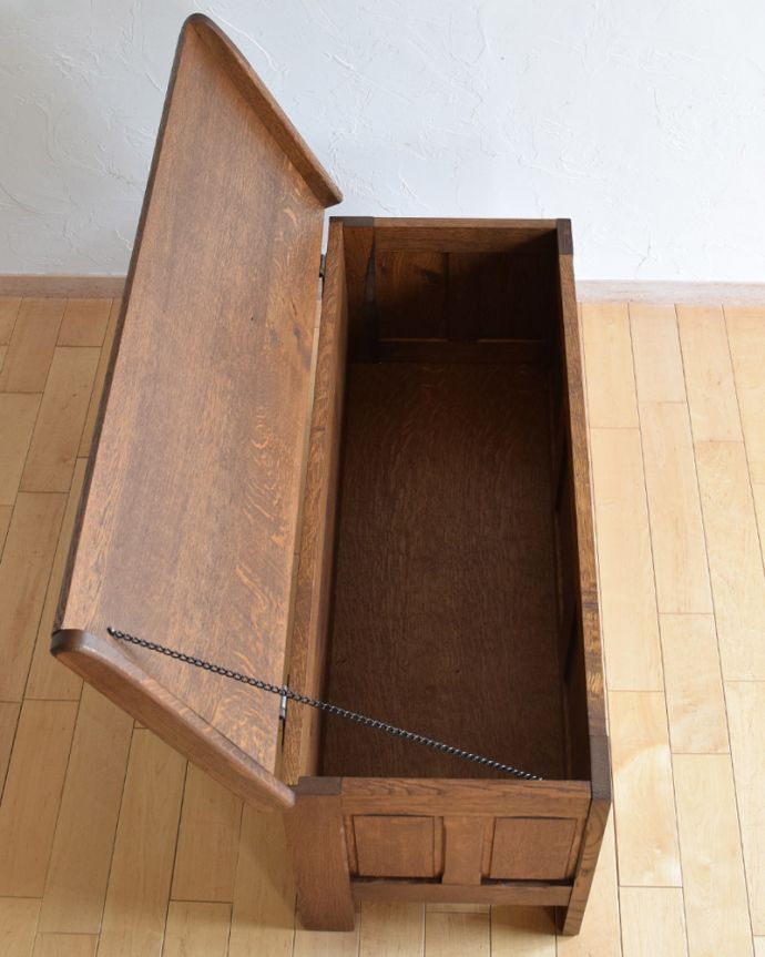 ブランケットボックス・収納ボックス　アンティーク家具　お花の彫りが可愛い、英国アンティークの木製コファ。フタを開くと･･･本やクッション、ブランケットなど、リビングで散らかっているものの収納に大助かり！内側も美しい状態です。(j-1949-f)