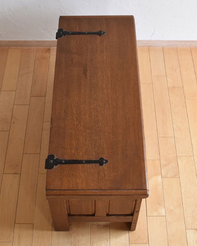 ブランケットボックス・収納ボックス　アンティーク家具　お花の彫りが可愛い、英国アンティークの木製コファ。天板もキレイに仕上げました。(j-1949-f)