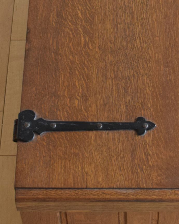 ブランケットボックス・収納ボックス　アンティーク家具　お花の彫りが可愛い、英国アンティークの木製コファ。黒い当時の金具もアクセントになっています。(j-1949-f)