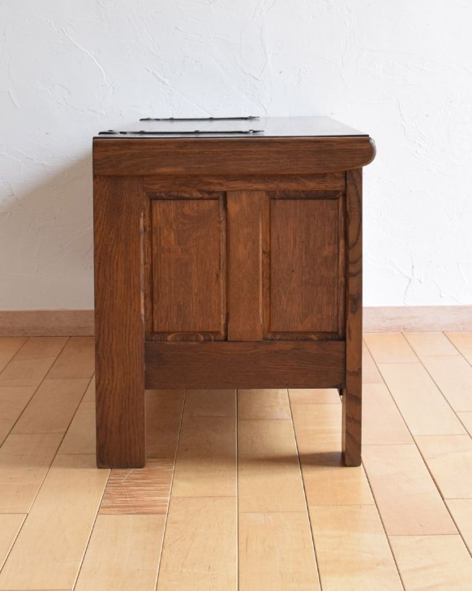 ブランケットボックス・収納ボックス　アンティーク家具　お花の彫りが可愛い、英国アンティークの木製コファ。サイドから見てもキレイです！どこから見てもかっこいいのでご安心くださいね。(j-1949-f)