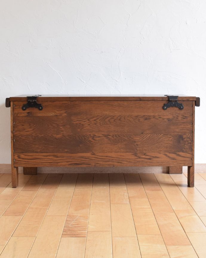 ブランケットボックス・収納ボックス　アンティーク家具　お花の彫りが可愛い、英国アンティークの木製コファ。アンティークは新品ではないので、もちろん経年変化によるキズはありますが、専門の職人が目立たないようキレイにお直しをしているので、後姿までキレイです。(j-1949-f)