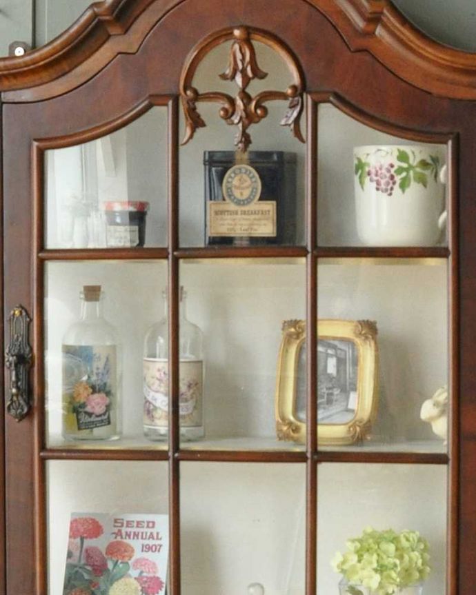 ウォールキャビネット　アンティーク家具　壁付けの小さなアンティーク家具、フランスのウォールキャビネット（ウォールナット材）。木の装飾が上品なアクセントになっています。(j-1950-f)