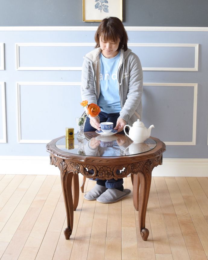 ロイドテーブル アンティーク家具 フランス輸入の編み目が美しいガラス天板、彫刻が美しいアンティークのコーヒーテーブル。フランスらしい美しいデザイン。(j-1951-f)