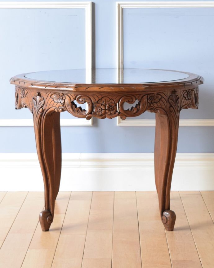 ロイドテーブル アンティーク家具 フランス輸入の編み目が美しいガラス天板、彫刻が美しいアンティークのコーヒーテーブル。天板の下にも彫の装飾があります。(j-1951-f)