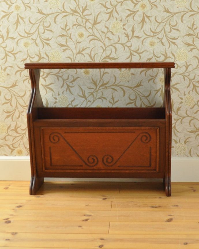 マガジンラック　アンティーク家具　和室にも合うフランス輸入の小さな家具、おしゃれなアンティークマガジンラック。このマガジンラックなら、新聞さえおしゃれに収納できますね。(j-1954-f)