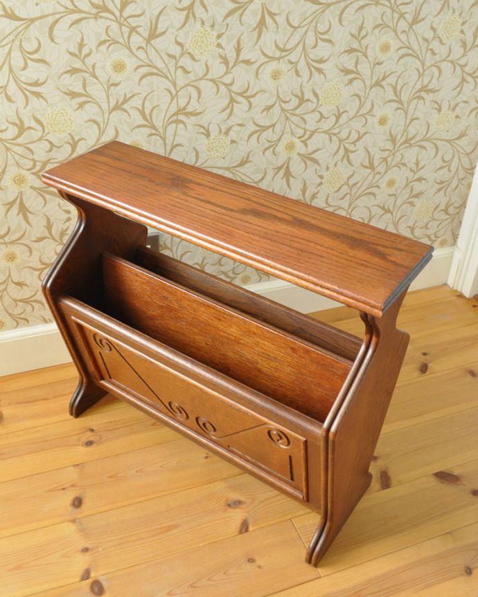 マガジンラック　アンティーク家具　和室にも合うフランス輸入の小さな家具、おしゃれなアンティークマガジンラック。アンティークは新品ではないので、経年変化によるキズはありますが、専門の職人によって目立たないようにキレイにお直しをしています。(j-1954-f)