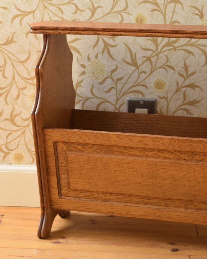 マガジンラック　アンティーク家具　テーブル付きのアンティークマガジンラック（オーク材）。このマガジンラックなら、新聞さえおしゃれに収納できますね。(j-1955-f)