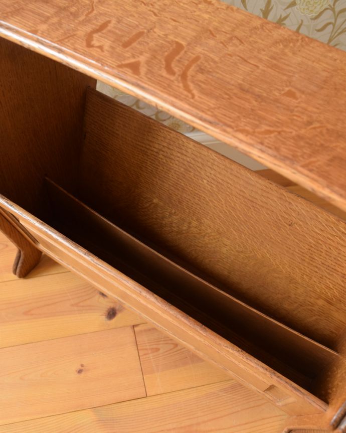 マガジンラック　アンティーク家具　テーブル付きのアンティークマガジンラック（オーク材）。アンティークは新品ではないので、経年変化によるキズはありますが、専門の職人によって目立たないようにキレイにお直しをしています。(j-1955-f)