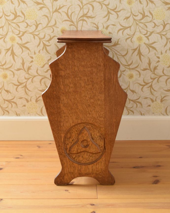 マガジンラック　アンティーク家具　テーブル付きのアンティークマガジンラック（オーク材）。どこに置いても素敵なデザインです。(j-1955-f)