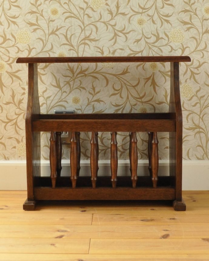 マガジンラック　アンティーク家具　１つあると便利な小さなアンティーク家具、テーブル付マガジンラック 。このマガジンラックなら、新聞さえおしゃれに収納できますね。(j-1956-f)