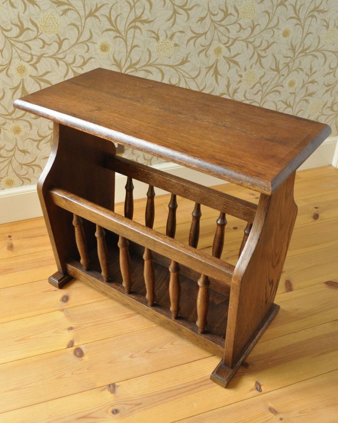 マガジンラック　アンティーク家具　１つあると便利な小さなアンティーク家具、テーブル付マガジンラック 。アンティークは新品ではないので、経年変化によるキズはありますが、専門の職人によって目立たないようにキレイにお直しをしています。(j-1956-f)