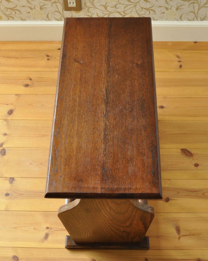 マガジンラック　アンティーク家具　１つあると便利な小さなアンティーク家具、テーブル付マガジンラック 。長方形の天板で、使い勝手がいいですよ。(j-1956-f)