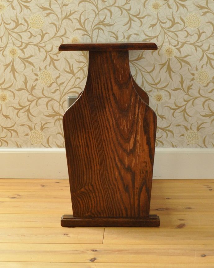 マガジンラック　アンティーク家具　１つあると便利な小さなアンティーク家具、テーブル付マガジンラック 。どこに置いても素敵なデザインです。(j-1956-f)