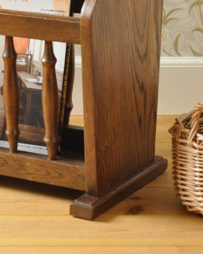 マガジンラック　アンティーク家具　１つあると便利な小さなアンティーク家具、テーブル付マガジンラック 。メンテナンスしているので安心してお使いいただけます。(j-1956-f)