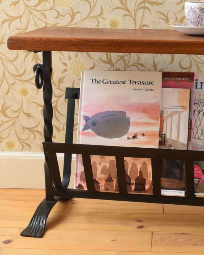 マガジンラック　アンティーク家具　アイアン×木製天板のコラボがお洒落なアンティークのマガジンラック。ベッドやソファの横など、どこにでもちょこんと置けるコンパクトサイズで便利です。(j-1957-f)