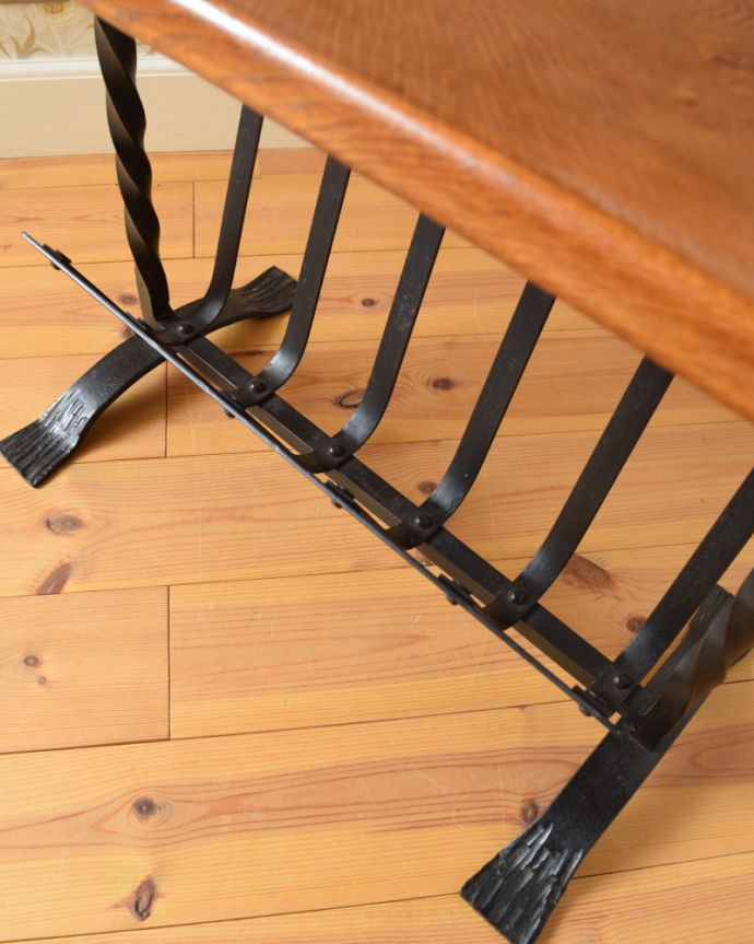 マガジンラック　アンティーク家具　アイアン×木製天板のコラボがお洒落なアンティークのマガジンラック。アンティークは新品ではないので、経年変化によるキズはありますが、専門の職人によって目立たないようにキレイにお直しをしています。(j-1957-f)