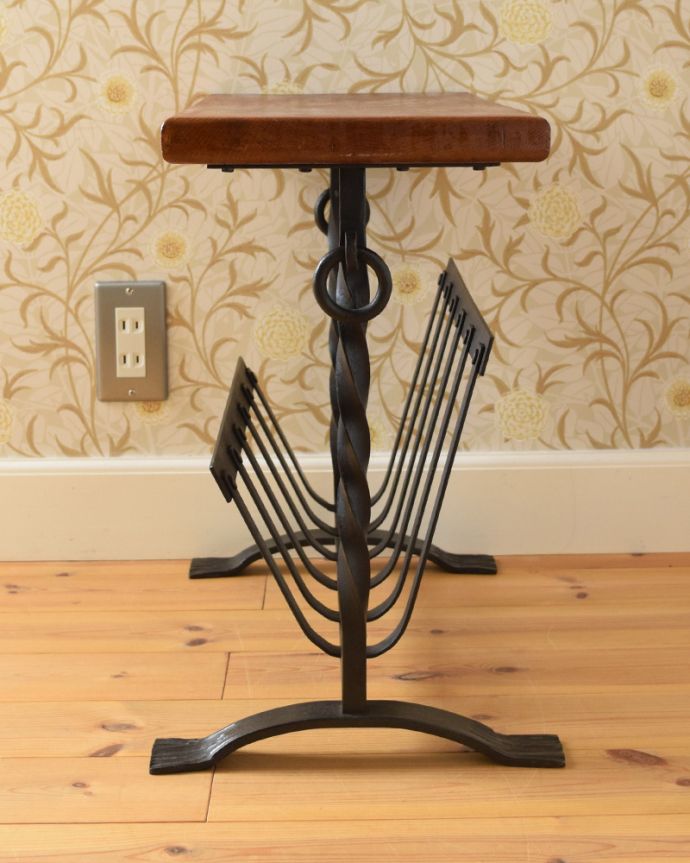 マガジンラック　アンティーク家具　アイアン×木製天板のコラボがお洒落なアンティークのマガジンラック。横からみても絵になるデザインです。(j-1957-f)