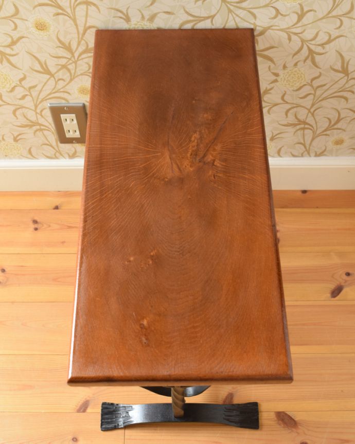 マガジンラック　アンティーク家具　アイアン×木製天板のコラボがお洒落なアンティークのマガジンラック。天板があります。(j-1957-f)